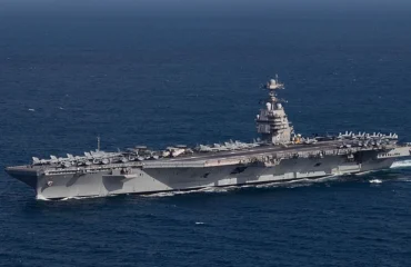 Το αεροπλανοφόρο USS Gerald R. Ford επέστρεψε στη Μέση Ανατολή συνοδευόμενο από δύο αντιτορπιλικά