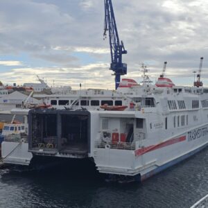 Πλοίο 30 ετών δώρισε στο ΠΝ εφοπλιστής