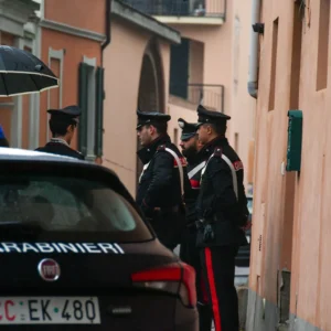 Σοκ και αποτροπιασμός στην Ιταλία: Αφρικανός μαγείρευε γάτα σε αυτοσχέδιο μπάρμπεκιου δίπλα σε παιδική χαρά!