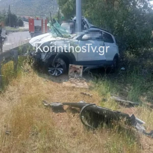 Σοβαρό τροχαίο στη Νεμέα: ΙΧ εξετράπη της πορείας του και προσέκρουσε σε κολώνα φωτισμού (φωτο)