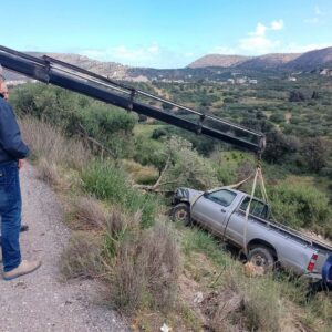 Ηράκλειο Κρήτης: Όχημα νεωκόρου κατέληξε σε γκρεμό – Τον έψαχναν ο ιερέας και τα μέλη συλλόγου (βίντεο)