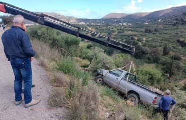 Ηράκλειο Κρήτης: Όχημα νεωκόρου κατέληξε σε γκρεμό – Τον έψαχναν ο ιερέας και τα μέλη συλλόγου (βίντεο)