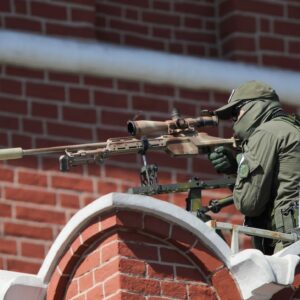 Σπάνια πλάνα: Ρώσος ελεύθερος σκοπευτής εξοντώνει στο «άψε σβήσε» Ουκρανό στρατιώτη (βίντεο)