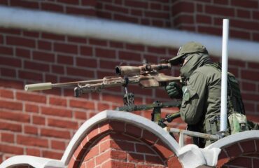 Σπάνια πλάνα: Ρώσος ελεύθερος σκοπευτής εξοντώνει στο «άψε σβήσε» Ουκρανό στρατιώτη (βίντεο)