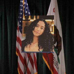 ΗΠΑ: Ο ράπερ D4vd κατηγορείται για τη δολοφονία 14χρονης – Η σορός της βρέθηκε μέσα στο Tesla του (βίντεο)