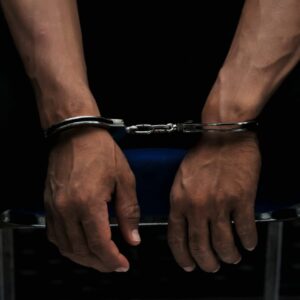 Συνελήφθη 15χρονος Ρομά που πέταξε πέτρες και έσπασε παράθυρα λεωφορείων στην ΕΟ Αθηνών – Λαμίας