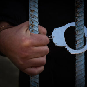 Θεσσαλονίκη: Ποινή φυλάκισης 4 ετών στον 22χρονο που έπεισε ηλικιωμένη να… ξεθάψει 100.000 ευρώ από την αυλή της