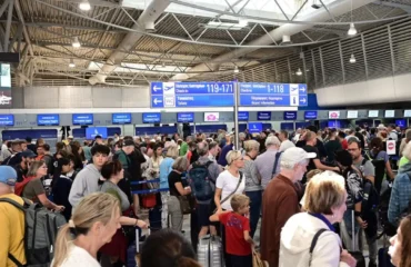 Ανησυχία στην ΕΕ: Χωρίς βιομετρικούς ελέγχους θα εισέρχονται την Ελλάδα οι Βρετανοί ταξιδιώτες το καλοκαίρι