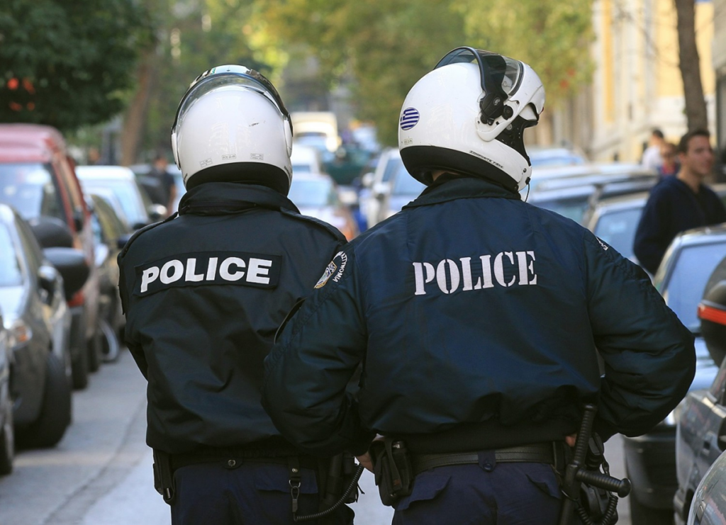 Oι «τιμωροί παιδόφιλων» ξυλοκόπησαν τον αστυνομικό των ΜΑΤ στην Ηλιούπολη – Συνομιλούσε με ανήλικη!