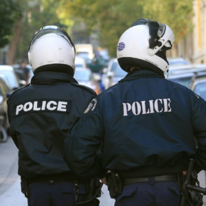 Oι «τιμωροί παιδόφιλων» ξυλοκόπησαν τον αστυνομικό των ΜΑΤ στην Ηλιούπολη – Συνομιλούσε με ανήλικη!