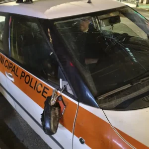 Εξάρχεια: Ομάδα αγνώστων προκάλεσε φθορές σε όχημα της Δημοτικής Αστυνομία (φωτο)