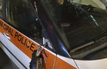 Εξάρχεια: Ομάδα αγνώστων προκάλεσε φθορές σε όχημα της Δημοτικής Αστυνομία (φωτο)