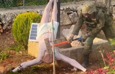 «Θύελλα» αντιδράσεων προκάλεσε Ισραηλινός στρατιώτης που κτυπούσε με σφυρί άγαλμα του Ιησού στον Λίβανο! (βίντεο)