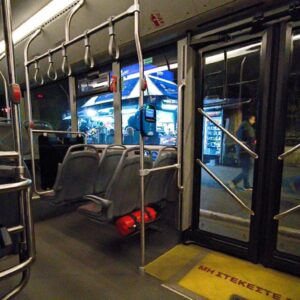 Αίσιο τέλος στην περιπέτεια μιας ηλικιωμένης: Είχε ξεχάσει τσάντα με 30.000 ευρώ σε αστικό λεωφορείο