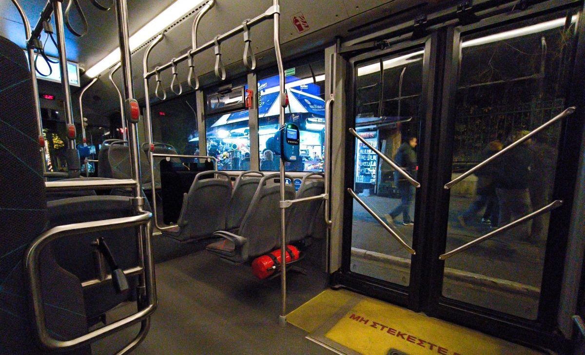 Αίσιο τέλος στην περιπέτεια μιας ηλικιωμένης: Είχε ξεχάσει τσάντα με 30.000 ευρώ σε αστικό λεωφορείο