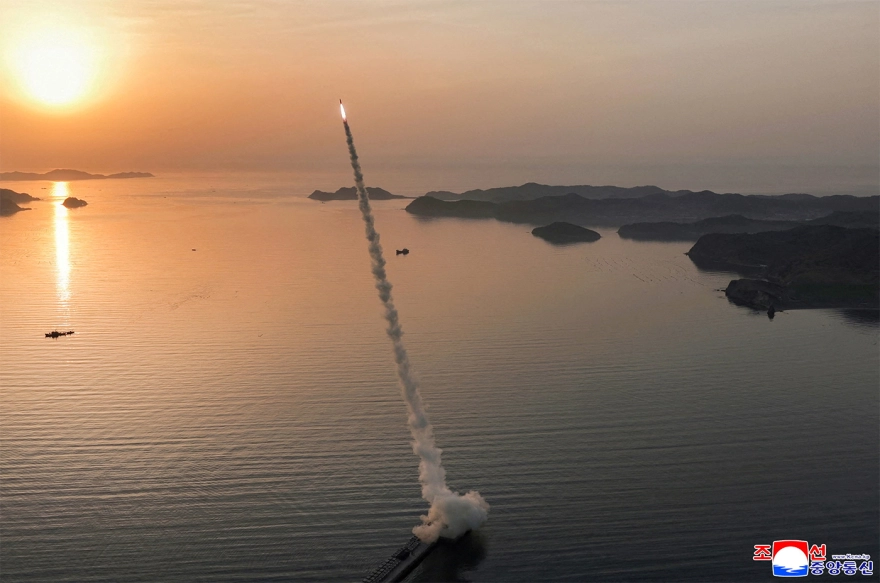 Η Βόρεια Κορέα προχώρησε σε νέα δοκιμή πέντε βαλλιστικών πυραύλων υπό την επιτήρηση του Κιμ Γιονγκ Ουν (φωτο)