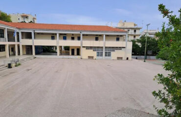 Χαϊδάρι: Με κρανιοεγκεφαλικές κακώσεις και με διάχυτο εγκεφαλικό οίδημα η 13χρονη που έπεσε από μπαλκόνι σχολείου