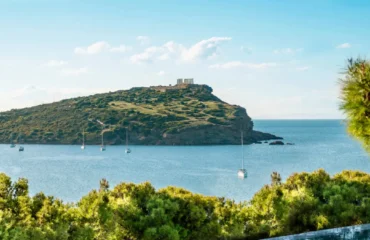 Περιπέτεια για τέσσερις ανήλικους ανοικτά του Σουνίου: Σκάφη του Λιμενικού μετέβησαν άμεσα στην περιοχή