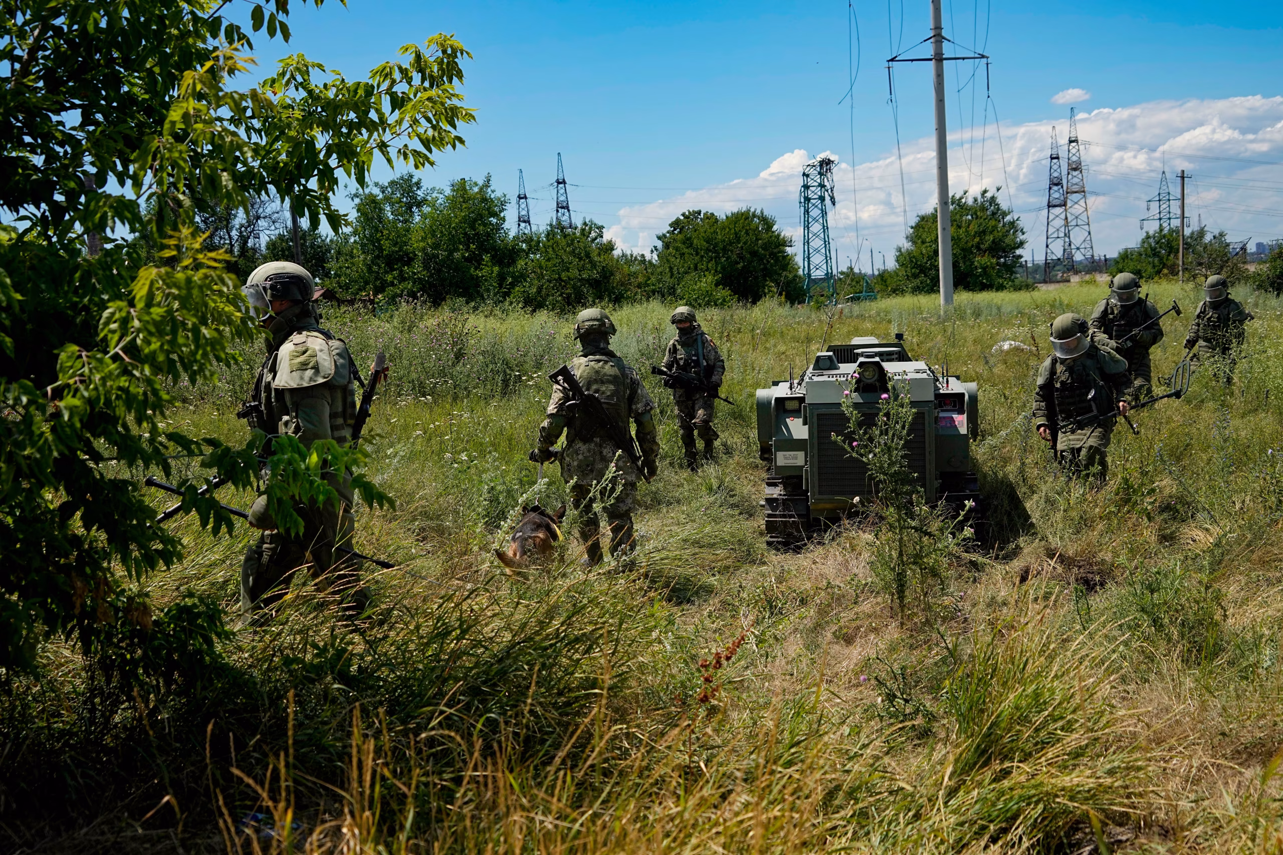 Το μέλλον του πολέμου: Ρώσοι στρατιώτες παραδίνονται σε ουκρανικά ρομπότ για να μην εξοντωθούν! (βίντεο)