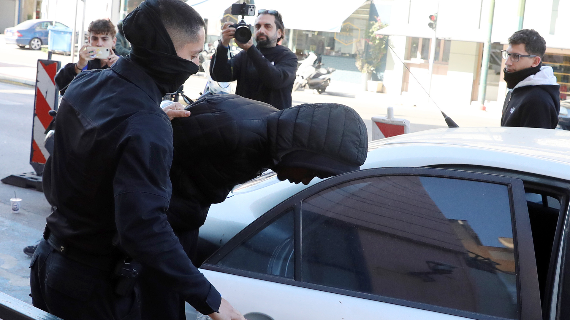 Τροχαίο στη Λιοσίων: «Το κορίτσι μόνο σκέφτομαι» λέει η μητέρα του Σουδανού που παρέσυρε την 16χρονη