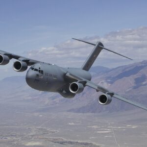 14 αεροσκάφη C-17A Globemaster III της Αεροπορίας των ΗΠΑ μεταφέρουν πολεμικό υλικό στην Μέση Ανατολή