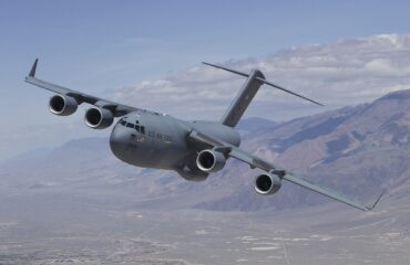 14 αεροσκάφη C-17A Globemaster III της Αεροπορίας των ΗΠΑ μεταφέρουν πολεμικό υλικό στην Μέση Ανατολή