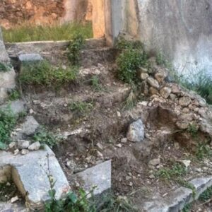 Καταγγελίες από τον δήμαρχο Αγίου Νικολάου: Άγνωστοι έκλεψαν τα σκαλοπάτια του ιστορικού Αρρεναγωγείου (φωτο)