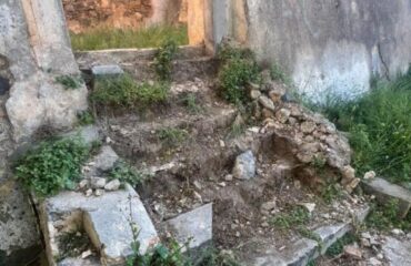 Καταγγελίες από τον δήμαρχο Αγίου Νικολάου: Άγνωστοι έκλεψαν τα σκαλοπάτια του ιστορικού Αρρεναγωγείου (φωτο)