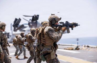 Δείτε βίντεο: Αμερικανοί πεζοναύτες επιβιβάζονται αστραπιαία στο ιρανικών συμφερόντων τάνκερ «Tifani»