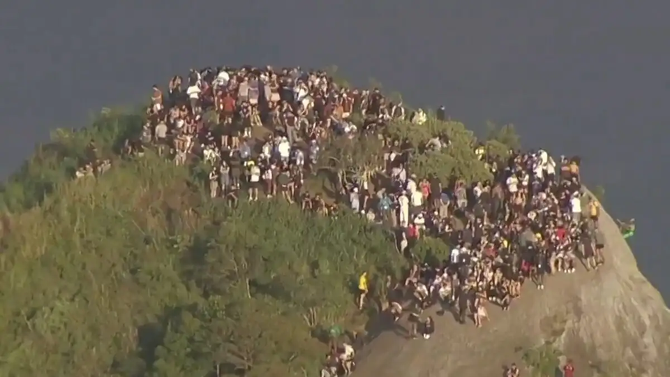 Πάνω από 200 τουρίστες εγκλωβίστηκαν σε βουνοκορφή του Ρίο ντε Τζανέιρο (βίντεο)