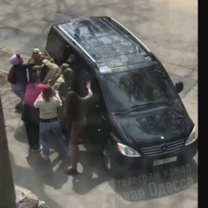 Εικόνες φρίκης στην Οδησσό: Η ΤCC πήρε ασήκωτο άνδρα μπροστά στην οικογένειά του – Ούρλιαζαν οι γυναίκες (βίντεο)