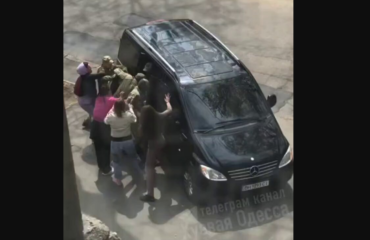 Εικόνες φρίκης στην Οδησσό: Η ΤCC πήρε ασήκωτο άνδρα μπροστά στην οικογένειά του – Ούρλιαζαν οι γυναίκες (βίντεο)