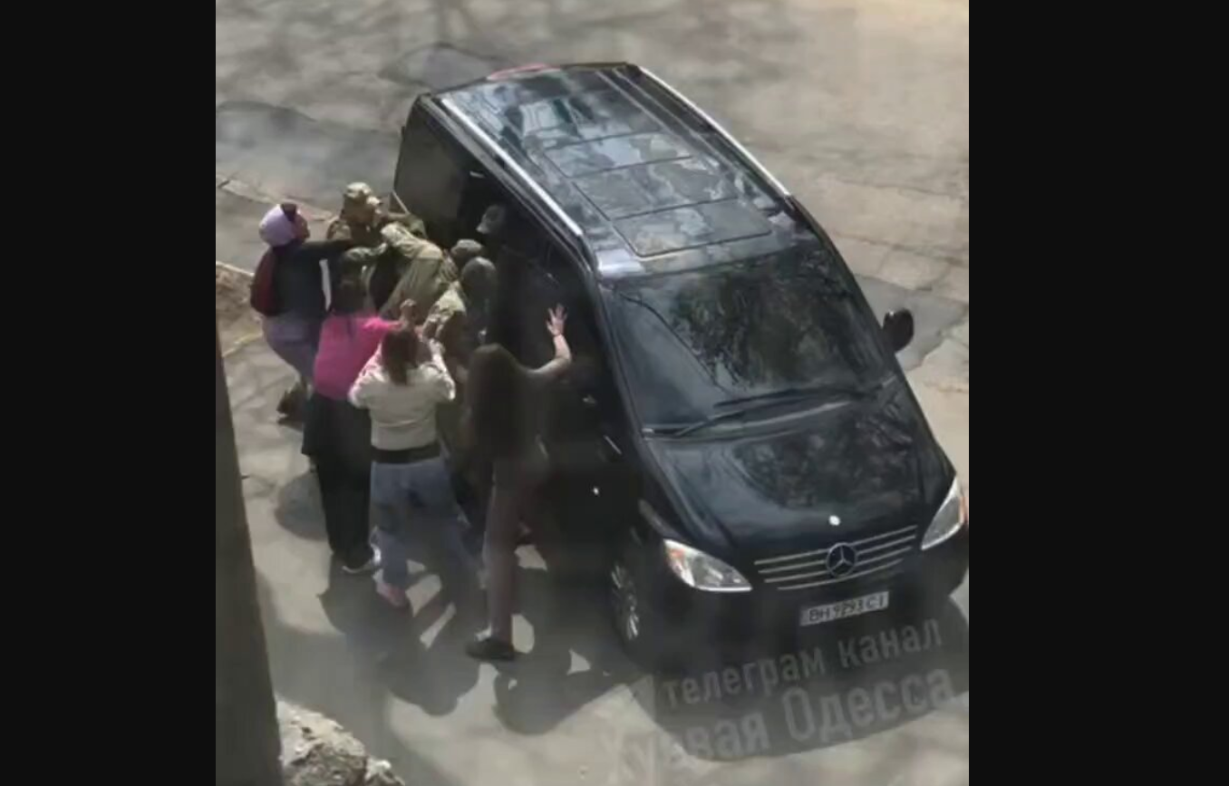 Εικόνες φρίκης στην Οδησσό: Η ΤCC πήρε ασήκωτο άνδρα μπροστά στην οικογένειά του – Ούρλιαζαν οι γυναίκες (βίντεο)