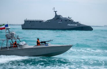 Έτσι κρατούν κλειστά τα Στενά του Ορμούζ οι Ιρανοί: Η μαζική πλεύση 33 σκαφών κατά των εμπορικών σκαφών