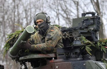 Ο Γερμανός ΥΠΑΜ θέλει 460.000 στρατό γιατί θεωρεί την Ρωσία ως απειλή, ενώ άγνωστο το μέλλον και του ΝΑΤΟ