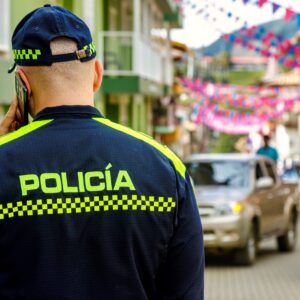 Βίντεο: Πατέρας στην Κολομβία λαμβάνει την άδεια από την αστυνομία να «πειθαρχήσει» τον γιο του πριν τον συλλάβουν