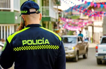 Βίντεο: Πατέρας στην Κολομβία λαμβάνει την άδεια από την αστυνομία να «πειθαρχήσει» τον γιο του πριν τον συλλάβουν