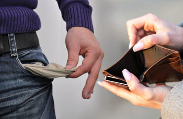 Ανακοίνωσαν πλεόνασμα από το έλλειμμα που έχουν οι «τσέπες» των πολιτών: 12,1 δισ. ευρώ από το «αίμα» μας