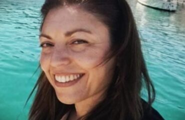 Ε.Γιακουμάκη: Ο γιος και ο αδελφός της μιλούσαν ζωντανά στην τηλεόραση – Εκείνη ήταν ήδη νεκρή στο αμάξι της