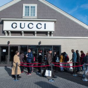 Βίντεο ντοκουμέντο: Η στιγμή που ληστές αρπάζουν 12 τσάντες Gucci αξίας 30.000 δολ. από κατάστημα στη Νέα Υόρκη