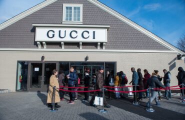 Βίντεο ντοκουμέντο: Η στιγμή που ληστές αρπάζουν 12 τσάντες Gucci αξίας 30.000 δολ. από κατάστημα στη Νέα Υόρκη