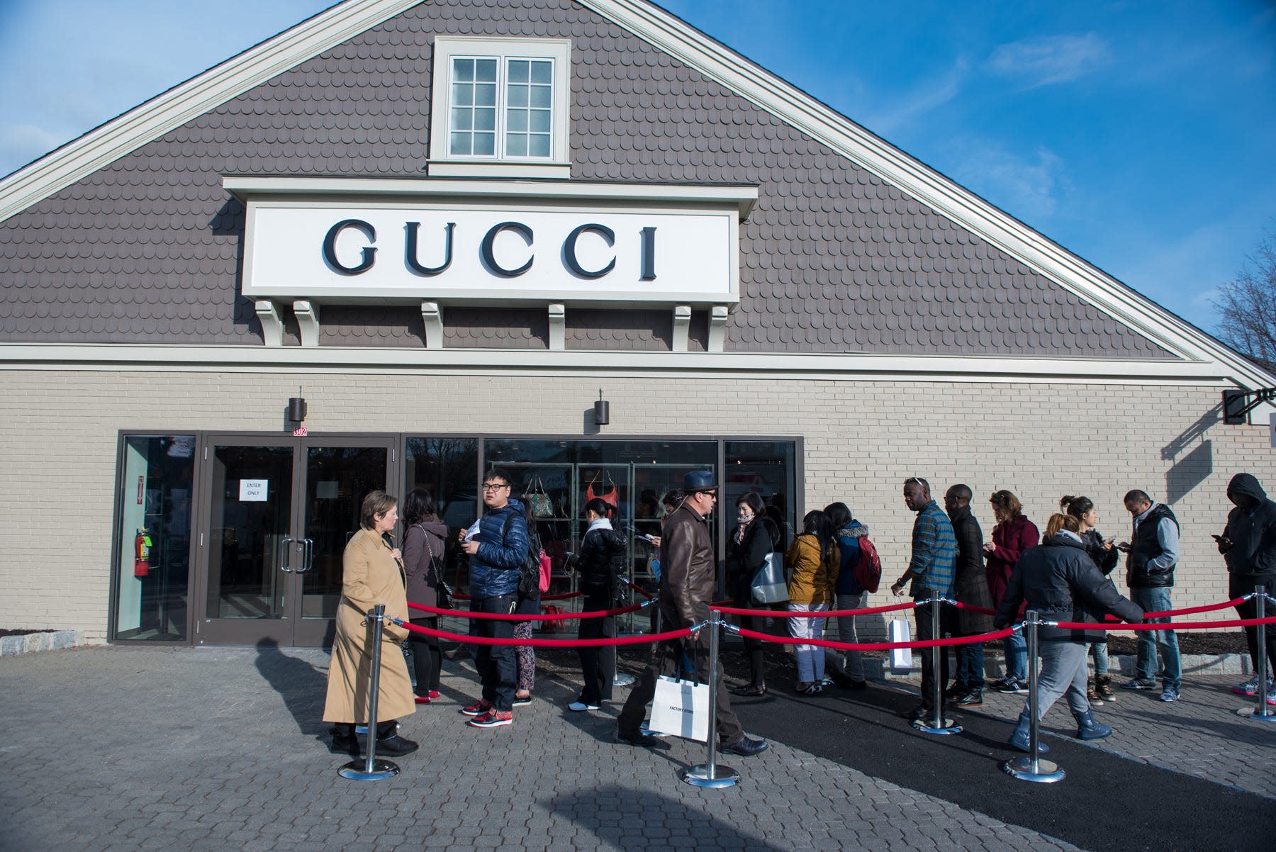 Βίντεο ντοκουμέντο: Η στιγμή που ληστές αρπάζουν 12 τσάντες Gucci αξίας 30.000 δολ. από κατάστημα στη Νέα Υόρκη