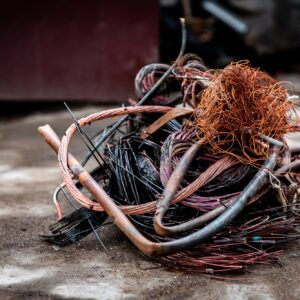 Ληστρικό χτύπημα δύο Ρομά σε χώρο που ανήκει στο υπουργείο Μεταφορών: Έκλεψαν 65 κιλά χαλκού και καλωδίων