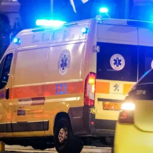 Σοβαρό τροχαίο στο Ηράκλειο: Ασθενοφόρο ανετράπη και κατέληξε εκτός δρόμου ενώ μετέφερε ασθενή