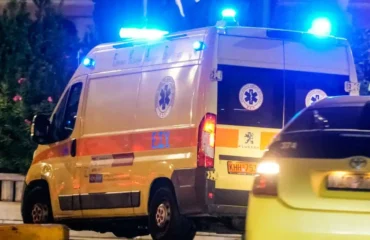 Σοβαρό τροχαίο στο Ηράκλειο: Ασθενοφόρο ανετράπη και κατέληξε εκτός δρόμου ενώ μετέφερε ασθενή