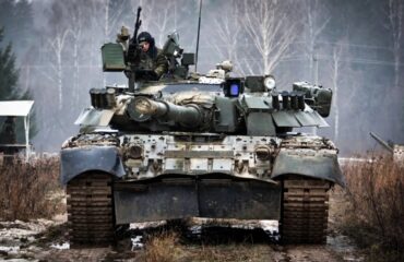 Ρωσικό άρμα τύπου Τ-80 καταστρέφει σε ενέδρα ουκρανικό Τ-64 (βίντεο)