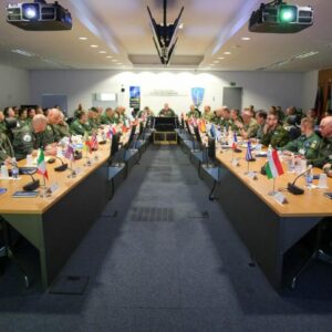 Reuters: Η Ευρώπη επικεντρώνεται στα Στενά του Ορμούζ – Η «αφρόκρεμα» στρατιωτικών ταξιδεύει εκτάκτως στη Βρετανία