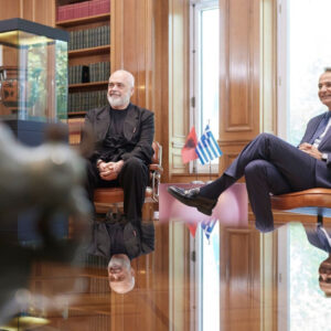 Ε.Ράμα σε Κ.Μητσοτάκη: «Κύριε Έλληνα πρωθυπουργέ συγγνώμη που δεν είμαι ντυμένος τόσο επίσημα όσο εσείς»