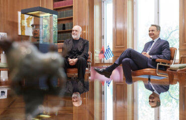 Ε.Ράμα σε Κ.Μητσοτάκη: «Κύριε Έλληνα πρωθυπουργέ συγγνώμη που δεν είμαι ντυμένος τόσο επίσημα όσο εσείς»