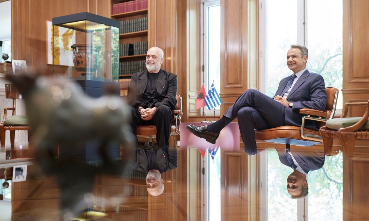 Ε.Ράμα σε Κ.Μητσοτάκη: «Κύριε Έλληνα πρωθυπουργέ συγγνώμη που δεν είμαι ντυμένος τόσο επίσημα όσο εσείς»